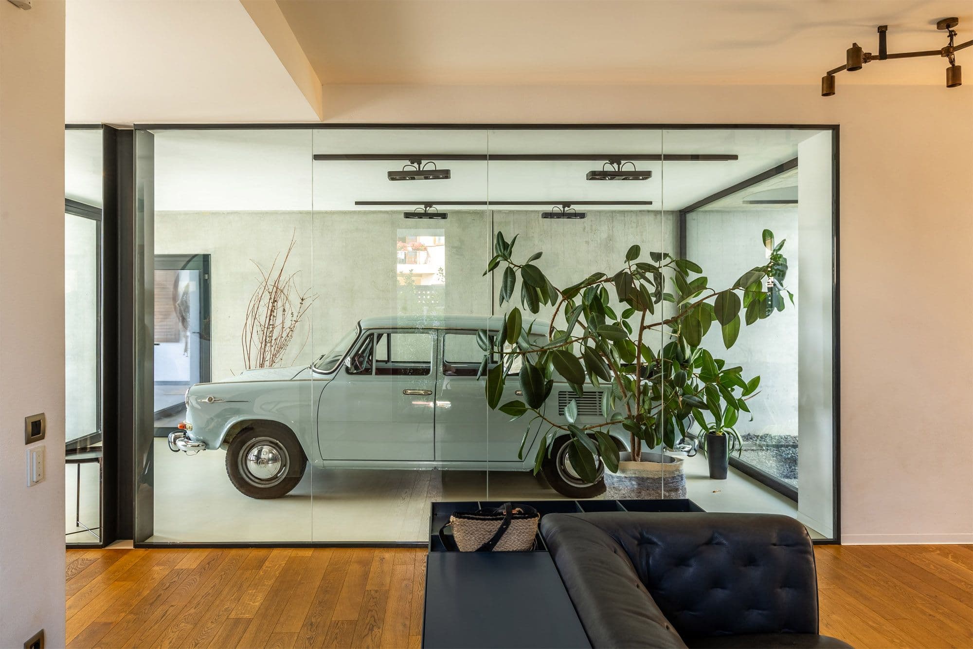 Casa cu mașină cover image